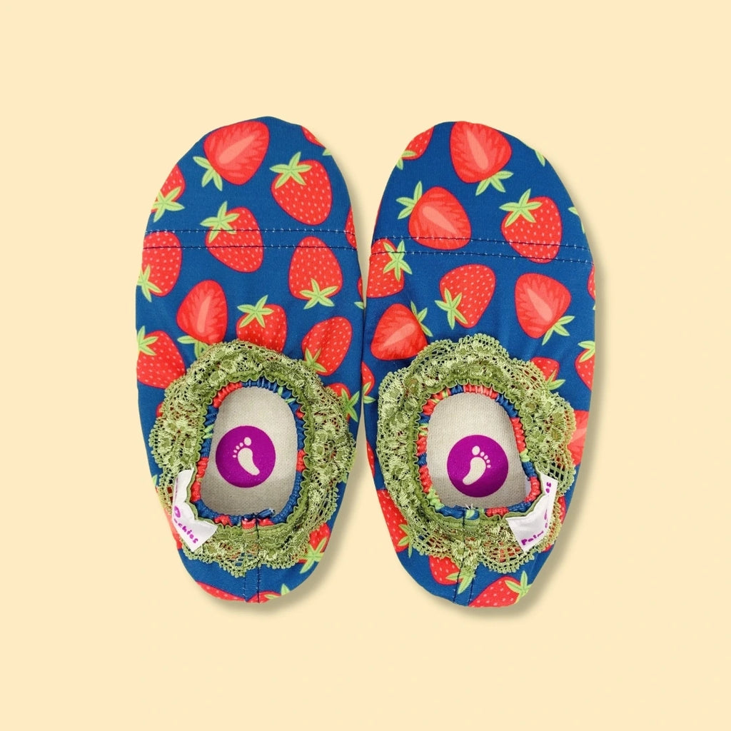 Chaussons d'eau avec des motifs fraise vu du dessus