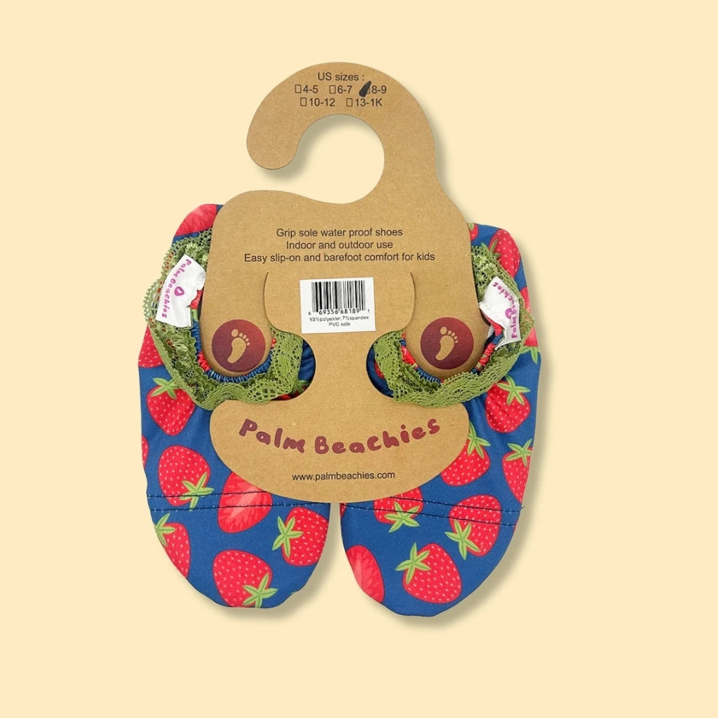 Chaussons d'eau avec des motifs fraise vu du dessus sur cintre