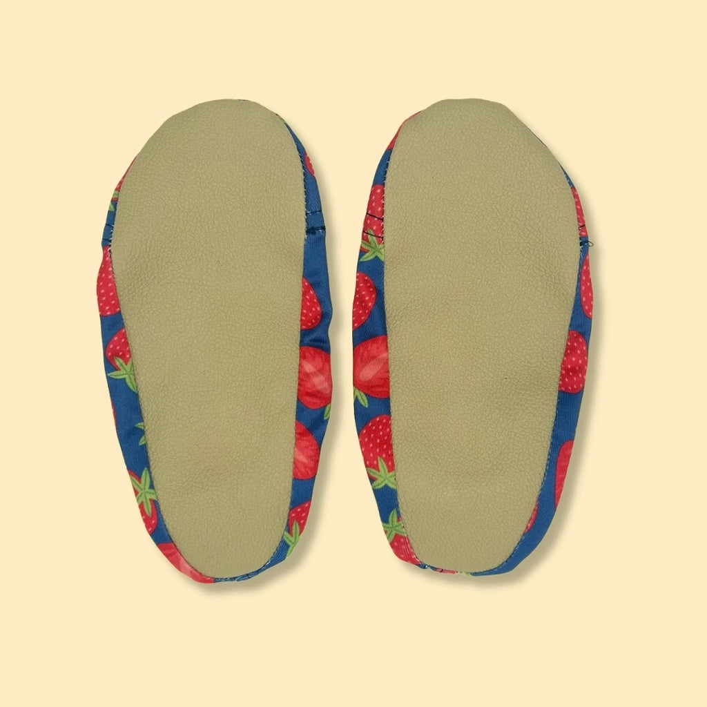 Chaussons d'eau avec des motifs fraise vu du dessous