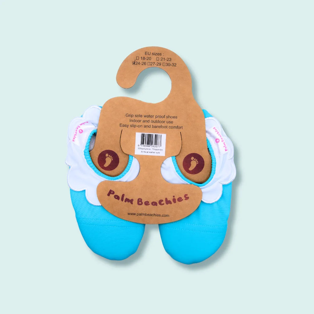 Chaussons d'eau turquoises vu du dessus avec cintre