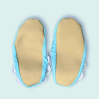 Chaussons d'eau turquoises vu du dessous