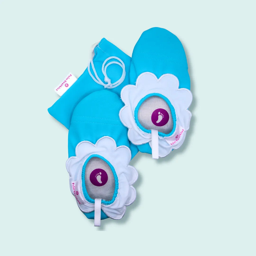 Chaussons d'eau turquoises vu du dessus avec pochette