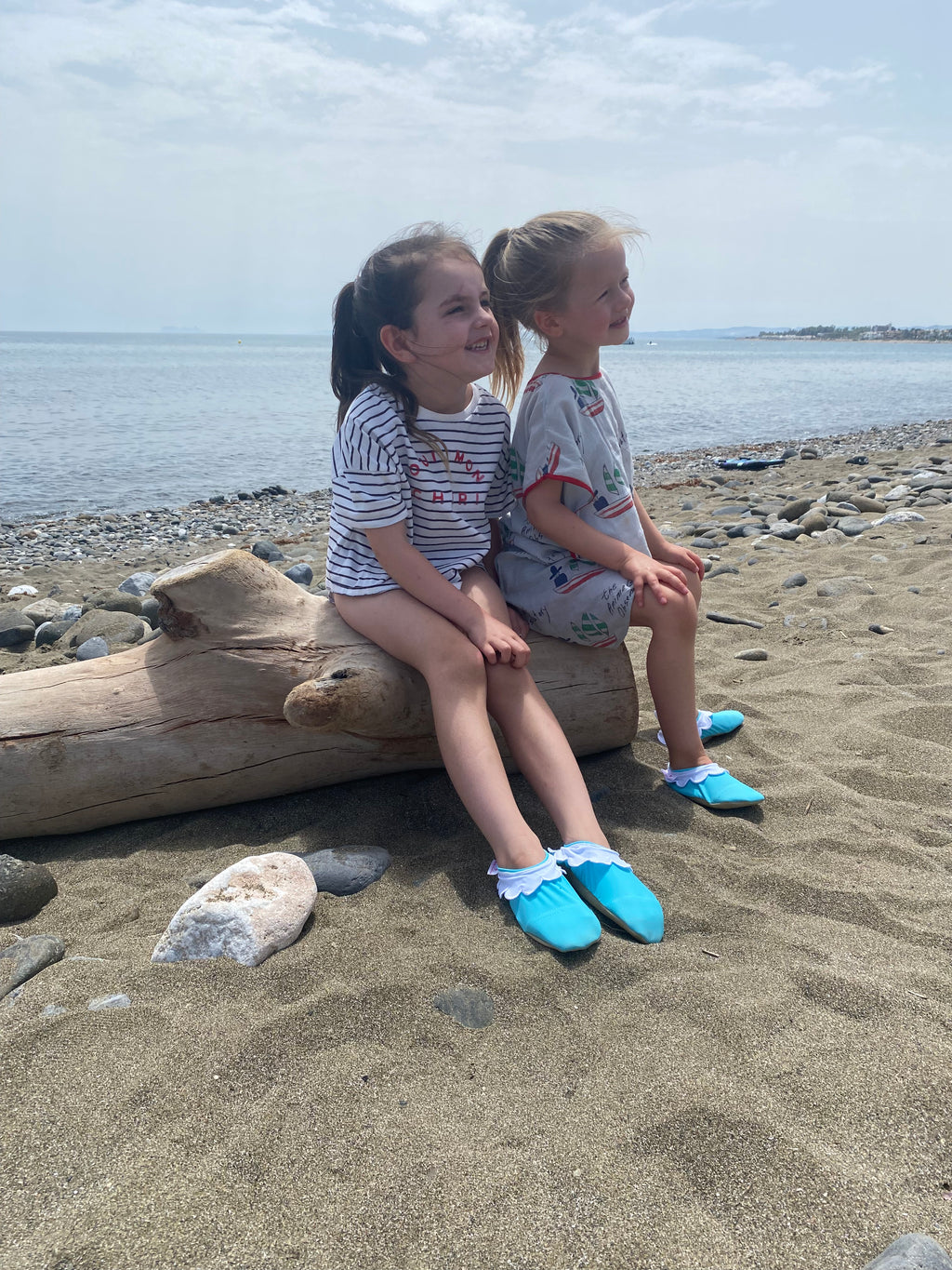 Chaussons d'eau turquoises portés au bord de la plage