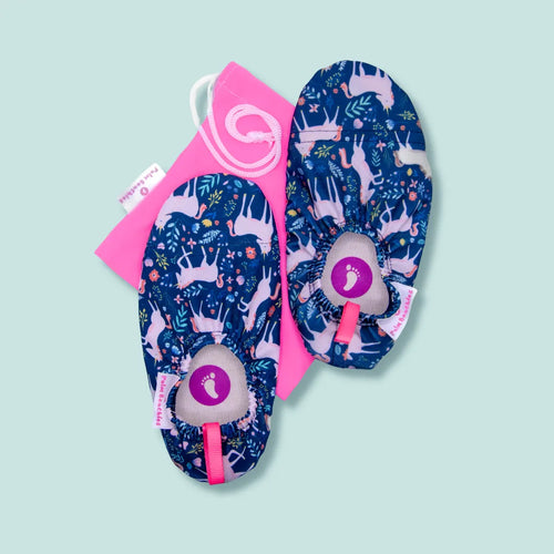 Chaussons d'eau motifs licornes vu du dessus avec pochette rose