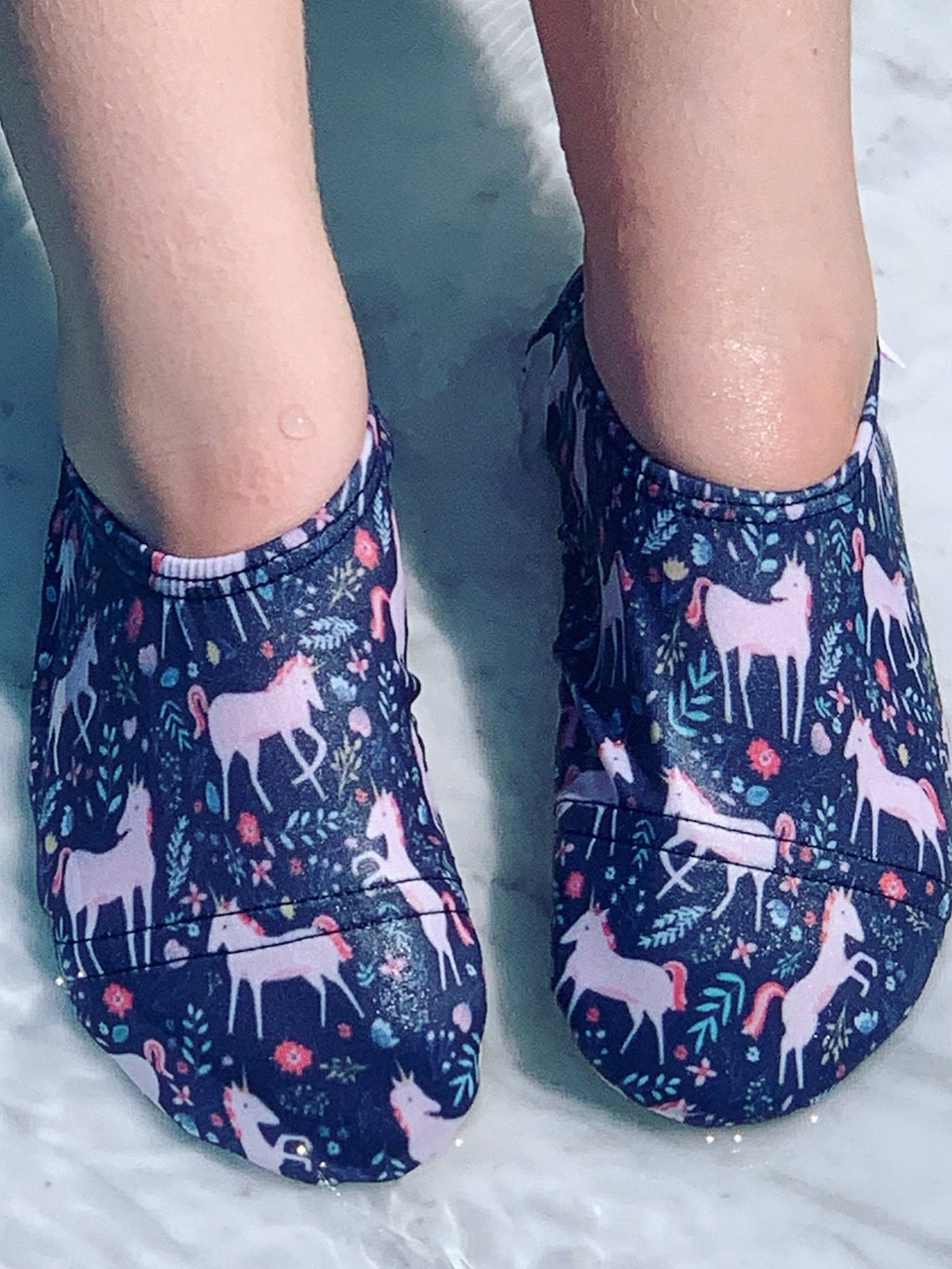 Chaussons d'eau motifs licornes portés dans l'eau