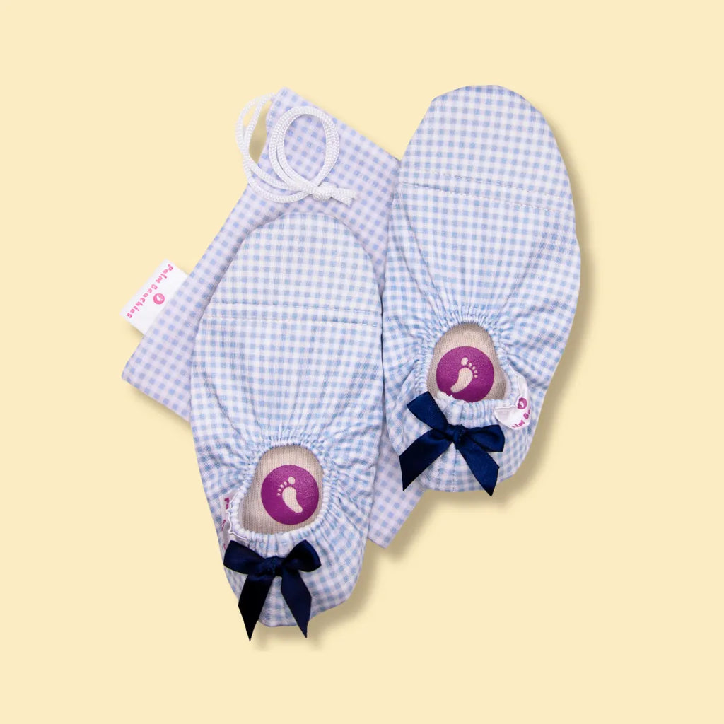 Chaussons d'eau motifs vichy vu du dessus avec pochette