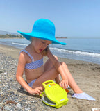 Chaussons d'eau motifs vichy portés par un enfant à la plage