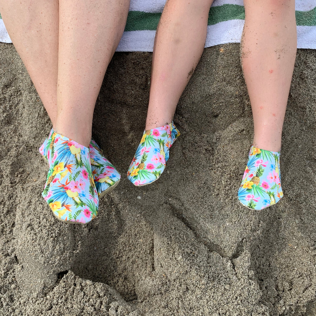 Chaussons d'eau motifs tropicaux portes par une maman et son enfant