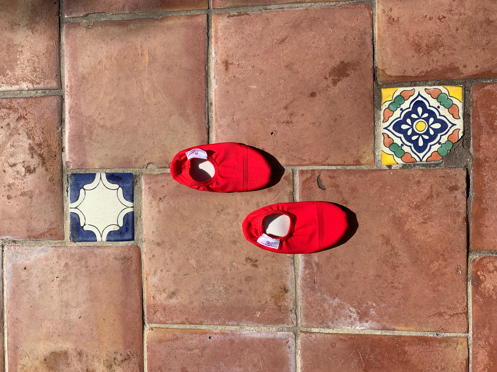 Chaussons d'eau rouges sur une terrasse en vacances