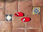 Chaussons d'eau rouges sur une terrasse en vacances